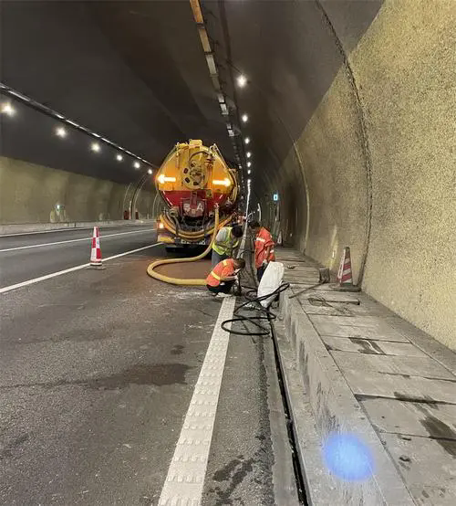 长寿隧道排水渠清淤